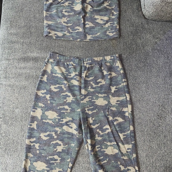Two piece camo set - Picture 2 of 2